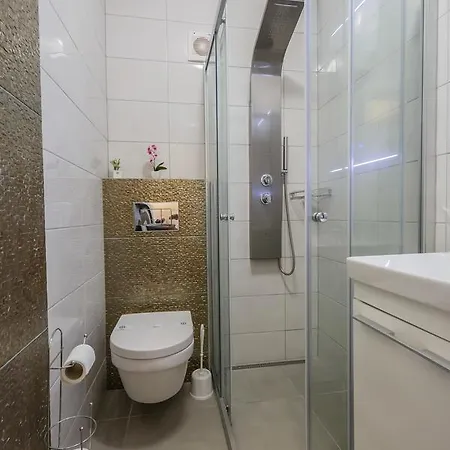شقة Emica